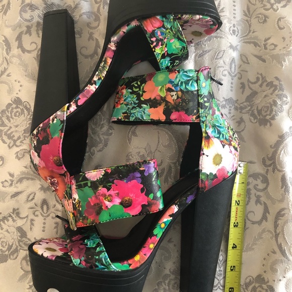 *** SOLD **Wild Diva Lounge Floral Print Platform - Picture 11 of 16